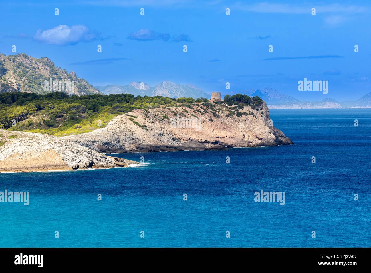 Verteidigungsturm Torre d`Albarca über der Bucht Cala Mitjana westlich von Cala Mesquida, Insel Mallorca, Spanien Stockfoto